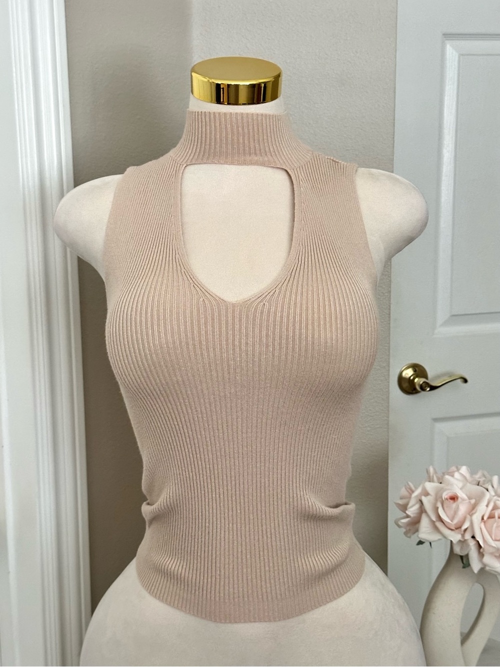 Express Nude Beige Sleeveless Knit Mock Neck Sweater Top w/ Cutout Detail Sz XS